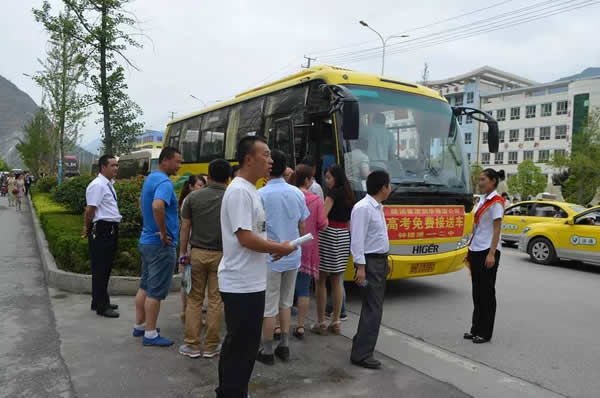 高考免費(fèi)接送車隊(duì)